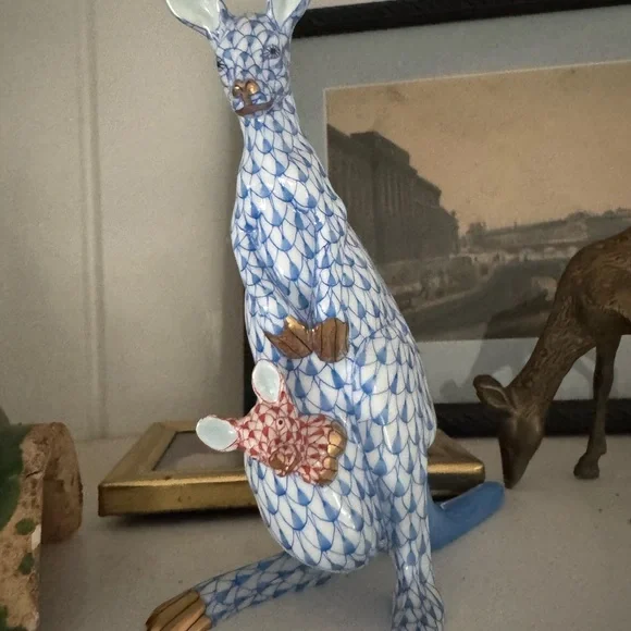 Herend Blue and Rust Kangaroo mama and baby Figurine with 24K gold detail - Picture 1 of 11